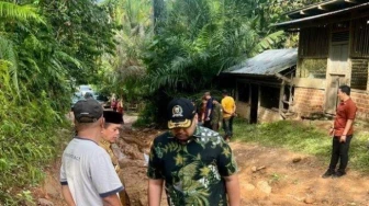 Pinto Jayanegara Dampingi Al HarisTinjau Jalan Batang Asai
